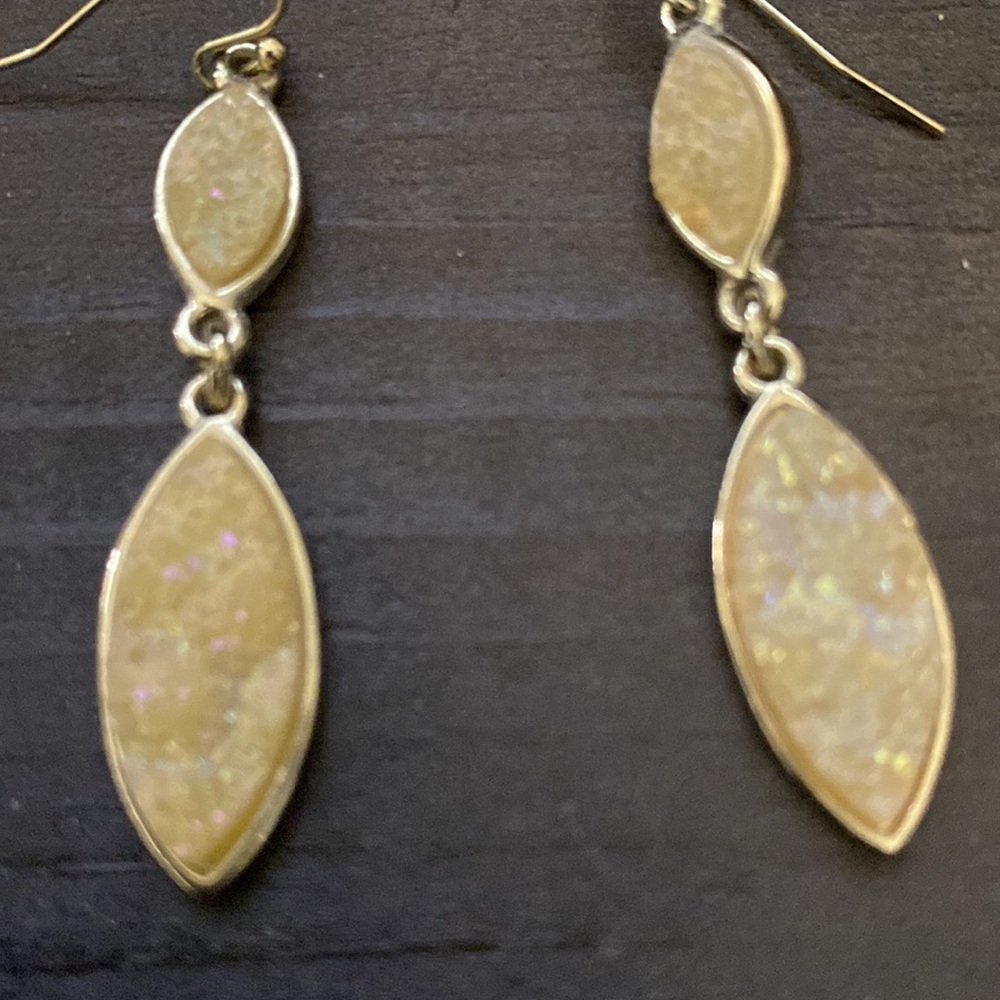 Dangle earrings - Picture 3 of 3